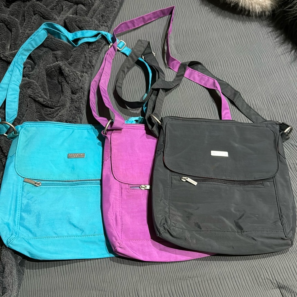 Baggakiini cross body bag 
Available 3 colors 
Blue
Fuchsia 
Dark grey